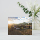 Carte Postale Un village viticole français dans l'après-midi lum (Debout devant)