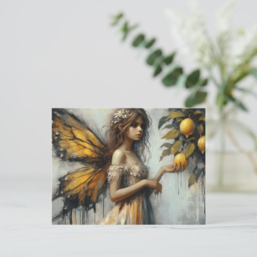 Carte Postale Une adorable fée cueillant des citrons (Debout devant)