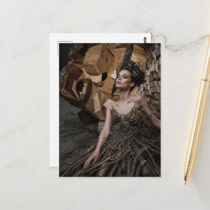 Carte Postale Une belle femme en robe faite de branches