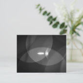 Carte Postale Une bougie brûlante (Debout devant)