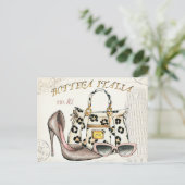 Carte Postale Une chaussure, un sac et une paire de lunettes (Debout devant)