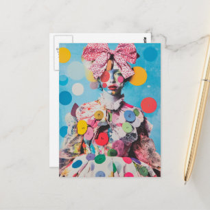 Carte Postale Une dame colorée avec un grand nœud et des boutons