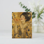 Carte Postale Une dame joyeuse avec une part de pizza (Debout devant)