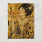 Carte Postale Une dame joyeuse avec une part de pizza (Devant)