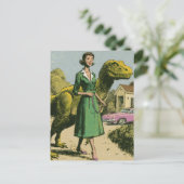 Carte Postale Une dame rétro promène son dinosaure vert (Debout devant)