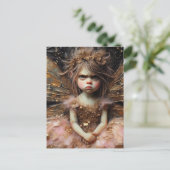 Carte Postale Une drôle de fée grincheuse en rose (Debout devant)