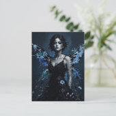 Carte Postale Une fée de pépin avec des fleurs bleues (Debout devant)