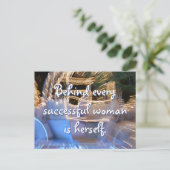 Carte Postale Une femme avec succès citation or brillant (Debout devant)