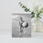 Carte Postale Une femme avec un Beach Ball (Debout devant)