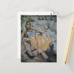 Carte Postale Une femme blonde détendue à la plage Collage
