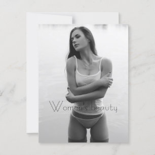 Carte Postale Une femme dans un petit T-shirt blanc