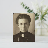 Carte Postale Une femme de caractère (Debout devant)