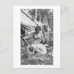 Carte Postale Une femme de l'Alaska faisant des raquettes photo