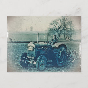 Carte Postale Une femme de l'armée de terre conduisant un tracte
