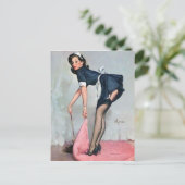 Carte Postale Une femme de ménage française balaie la pointe ver (Debout devant)