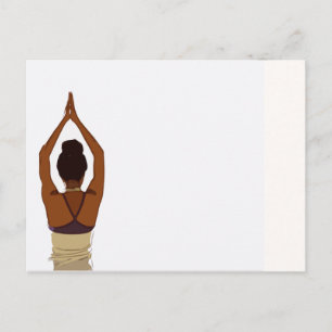 Carte Postale Une femme de Yoga tire les bras