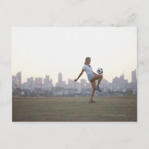 Carte Postale Une femme embrassant un ballon de football dans un