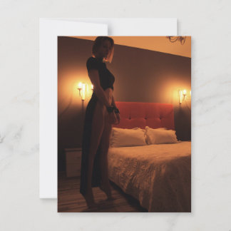 Carte Postale Une femme en cape noire dans une pièce sombre