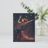 Carte Postale Une femme en fauteuil roulant danse joyeusement (Debout devant)