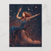 Carte Postale Une femme en fauteuil roulant danse joyeusement (Devant)