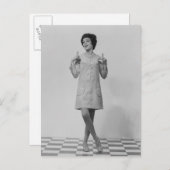 Carte Postale Une femme en train de (Devant / Derrière)