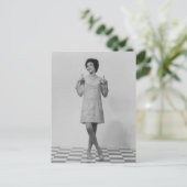 Carte Postale Une femme en train de (Debout devant)