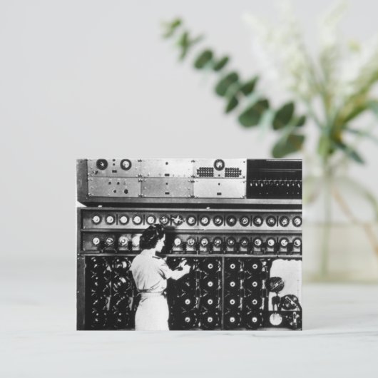 Carte Postale Une femme exploite une machine de déchiffrement (Debout devant)