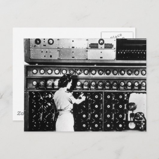 Carte Postale Une femme exploite une machine de déchiffrement (Devant / Derrière)