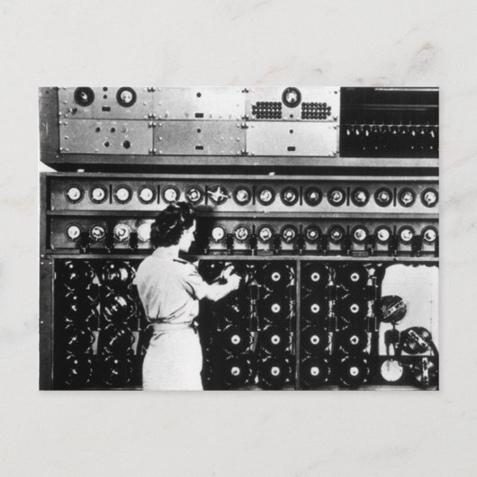Carte Postale Une femme exploite une machine de déchiffrement (Devant)