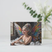 Carte Postale Une Femme Fée aux cheveux gris prend un bain de bu (Debout devant)