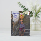 Carte Postale Une femme hindoue de Bali aux fruits (Debout devant)