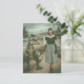 Carte Postale Une femme marche son animal T-Rex (Debout devant)