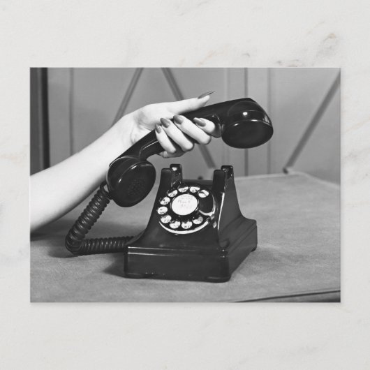 Carte Postale Une femme qui prend le téléphone de près (Devant)