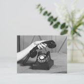 Carte Postale Une femme qui prend le téléphone de près (Debout devant)