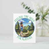 Carte Postale Une femme Randonnée un procès pour la nature (Debout devant)