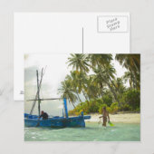 Carte Postale Une femme sur un petit bateau de pêche traditionne (Devant / Derrière)