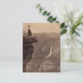 Carte Postale Une Femme Surplombant Yosemite Falls (Debout devant)