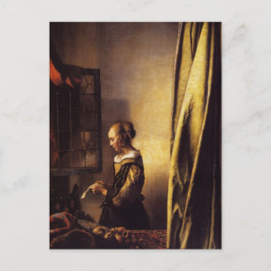 Carte Postale Une fille qui lit une lettre à une fenêtre ouverte