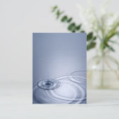 Carte Postale Une goutte d'eau tombant dans un calme (Debout devant)