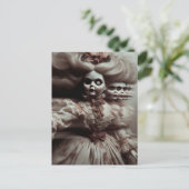 Carte Postale Une horreur de poupée Déplaisante (Debout devant)