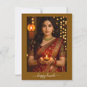 Carte Postale Une Indienne dans la saree traditionnelle tenant D