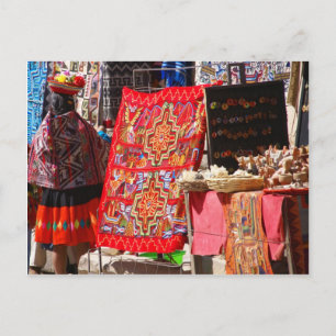 Carte Postale Une Indienne péruvienne regarde les textiles color
