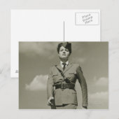 Carte Postale Une jeune femme dans l'armée défilant sur le toit (Devant / Derrière)