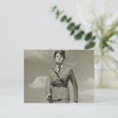 Carte Postale Une jeune femme dans l'armée défilant sur le toit (Debout devant)