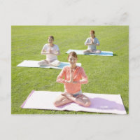 Une jeune femme faisant du yoga