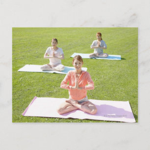 Carte Postale Une jeune femme faisant du yoga