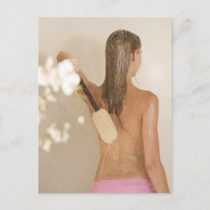 Carte Postale Une jeune femme sous la douche