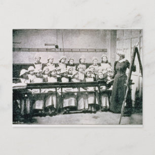 Carte Postale Une leçon en sciences domestiques (photo de b&w)