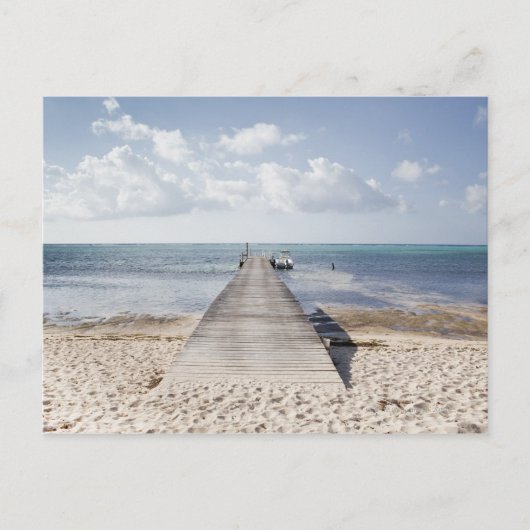 Carte Postale Une longue jetée avec un bateau au bout s'étire (Devant)
