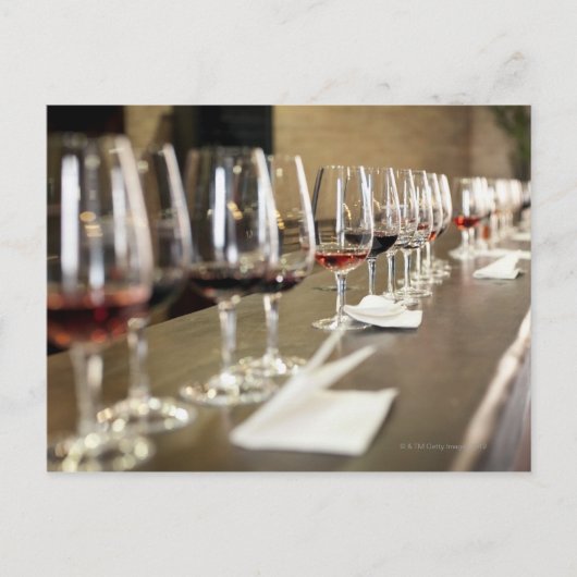 Carte Postale Une longue rangée des verres de vin a installé (Devant)